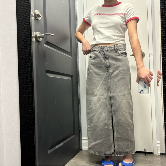Zara High-Waisted Gray Long Denim Skirt – Sleek & Modern Street Style - Picture 5 of 5